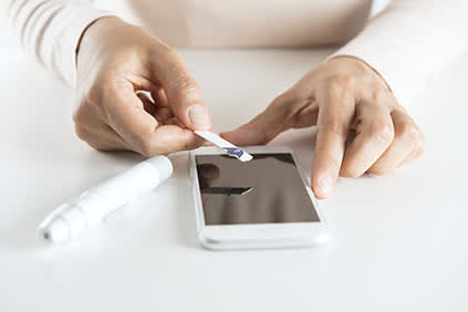 将血糖测量输入智能手机。