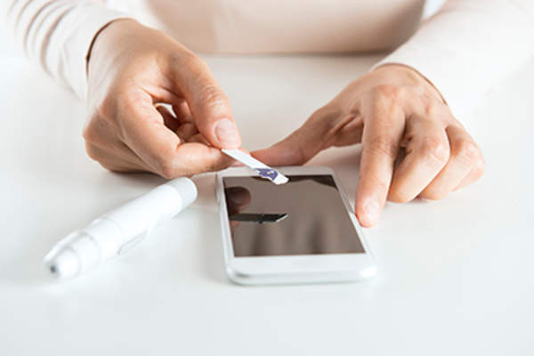 将血糖测量输入智能手机。