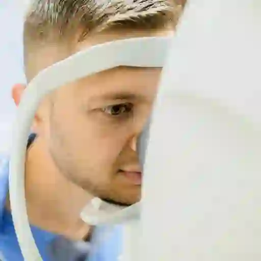 一个男人在光学相干断层扫描设备