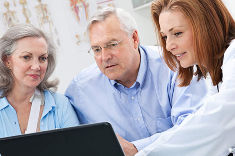 医生表示医疗信息的资深夫妇。