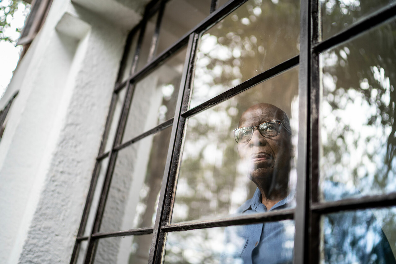 一个人看着窗外