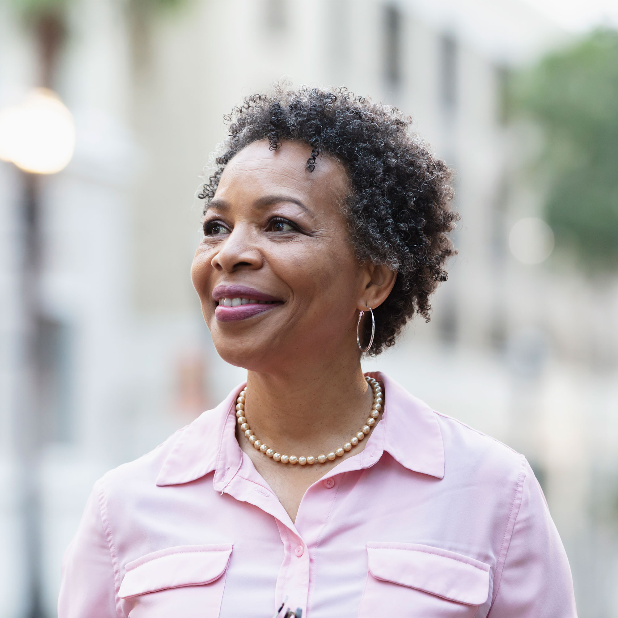 一个快乐的女人走到外面