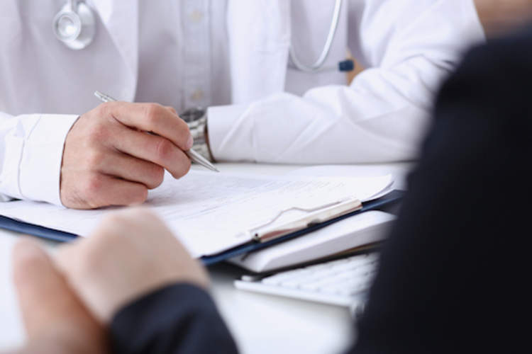 夫妻俩在和生育专家谈话。