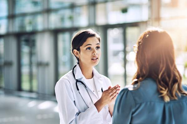 医生和病人谈话