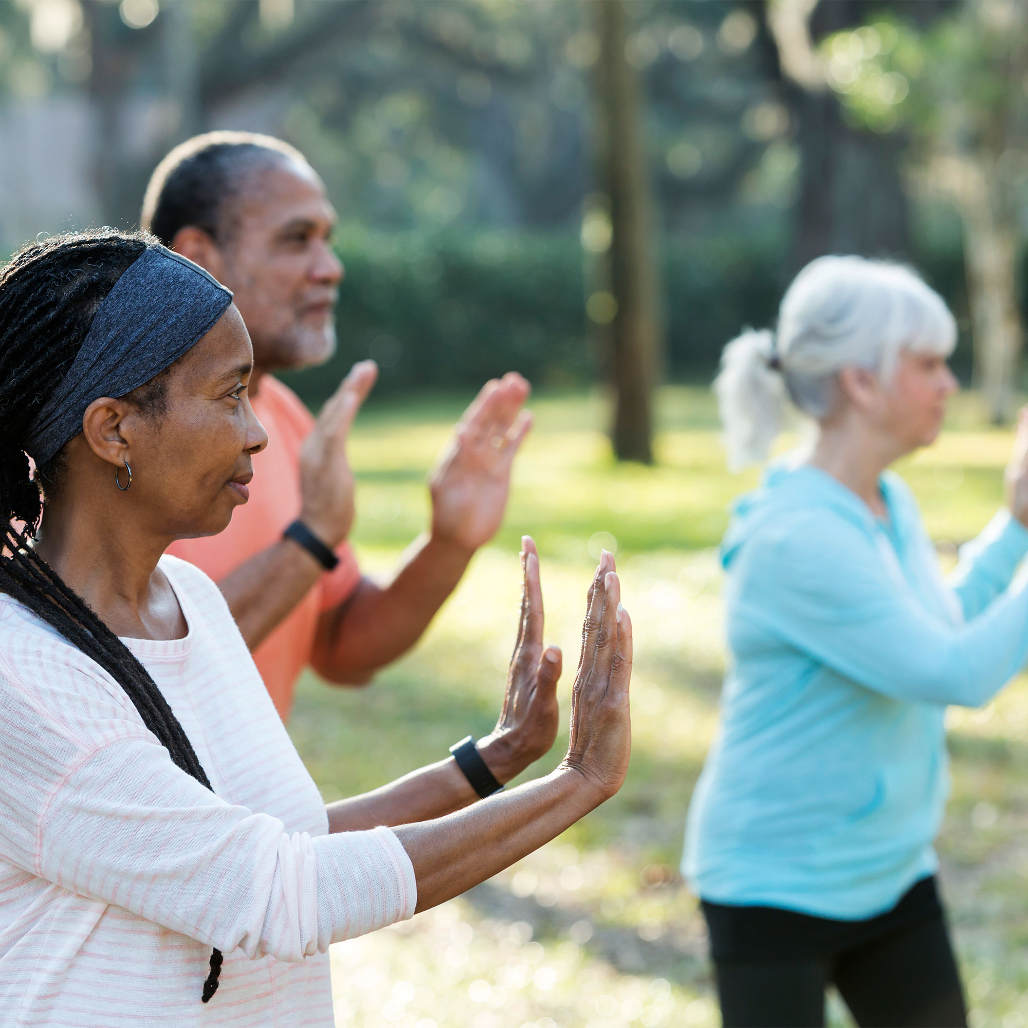 人们参加太极课
