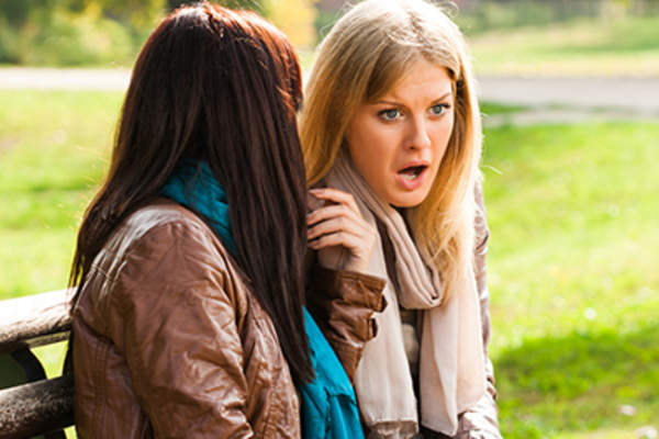 一个女人在和朋友谈话时感到震惊