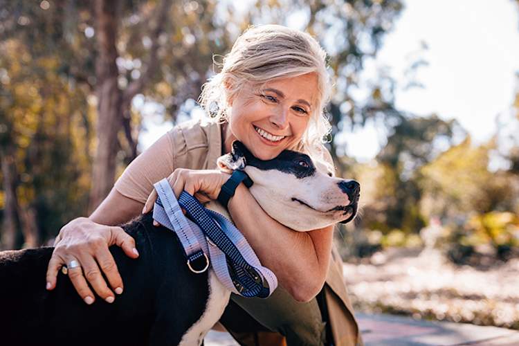 中年妇女和她的狗在外面。