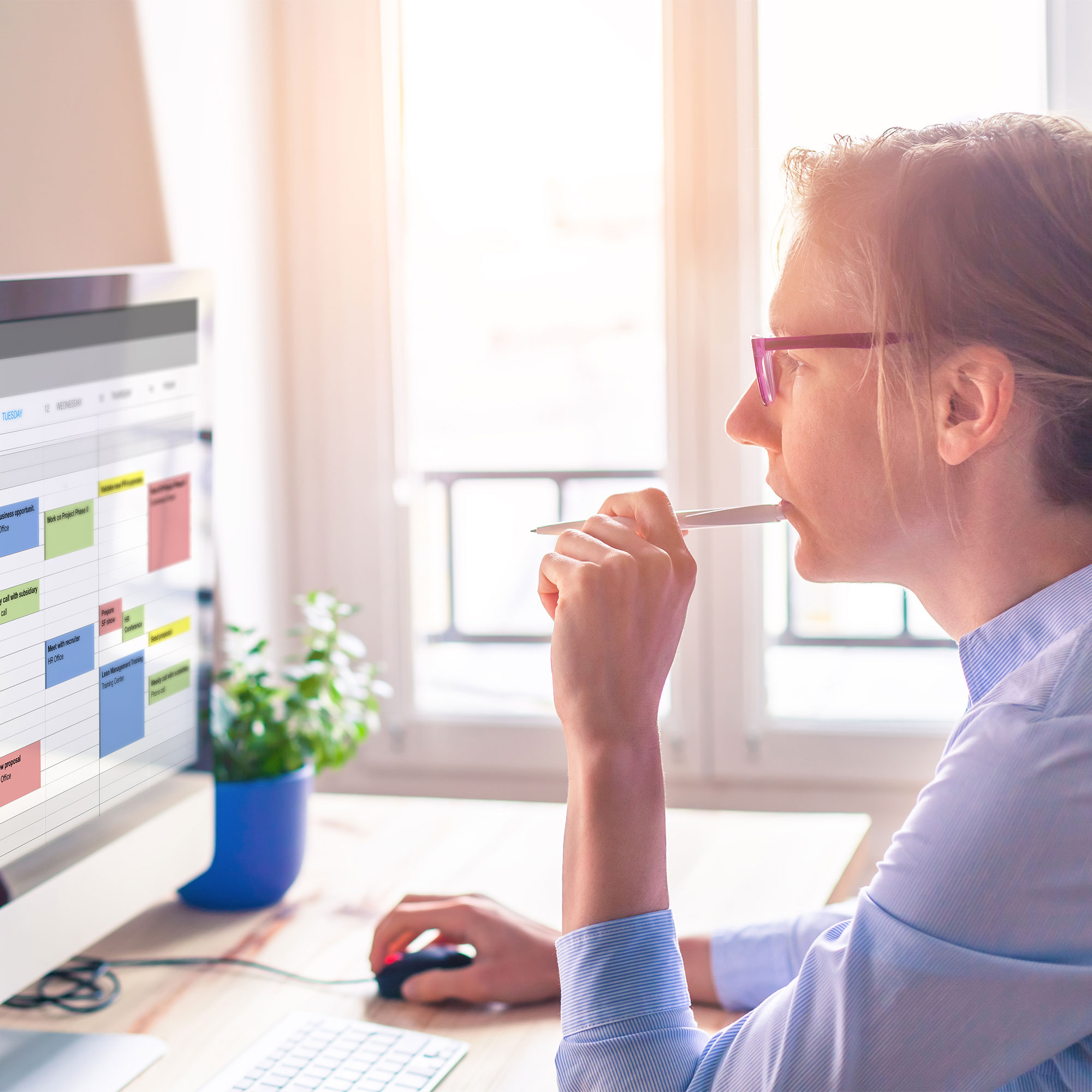 一个女人在电脑上看她的日历