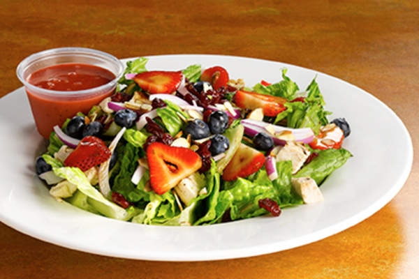 草莓和蓝莓沙拉。