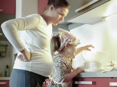 孕妇和幼儿准备做饼干。