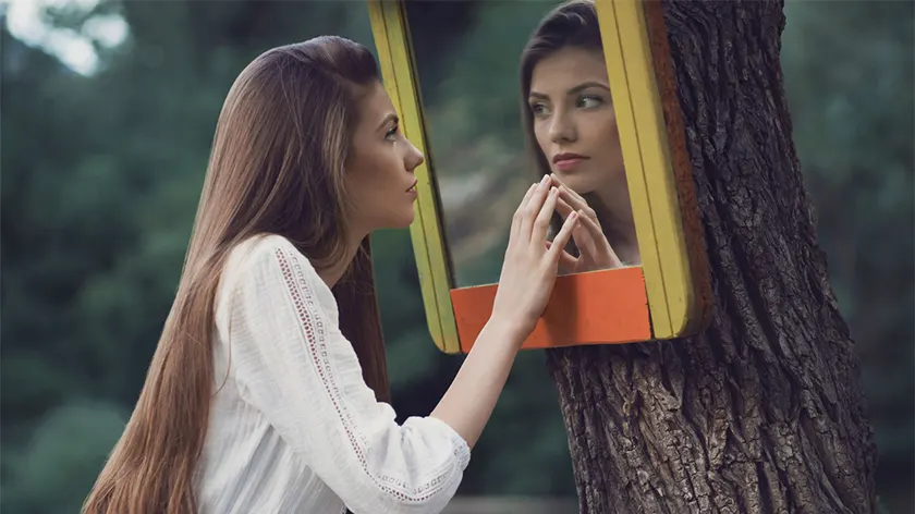 看在树的镜子的少妇外面，担心老化。