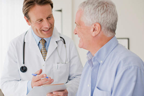 医生在医生办公室与病人谈话。