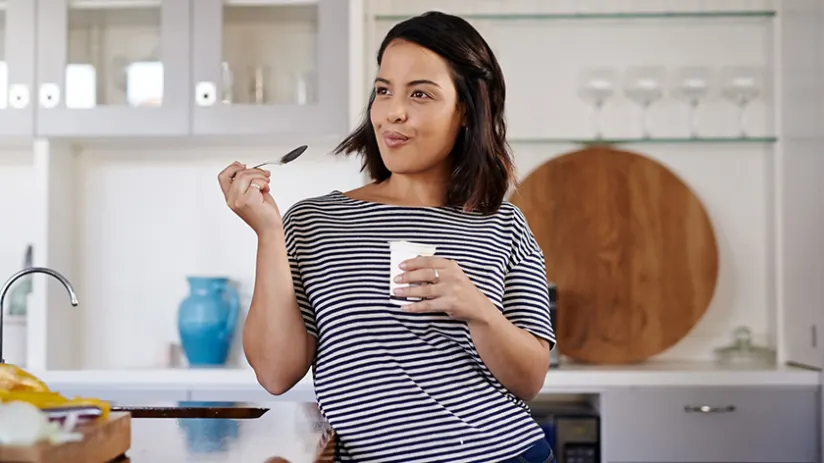 女人吃酸奶。