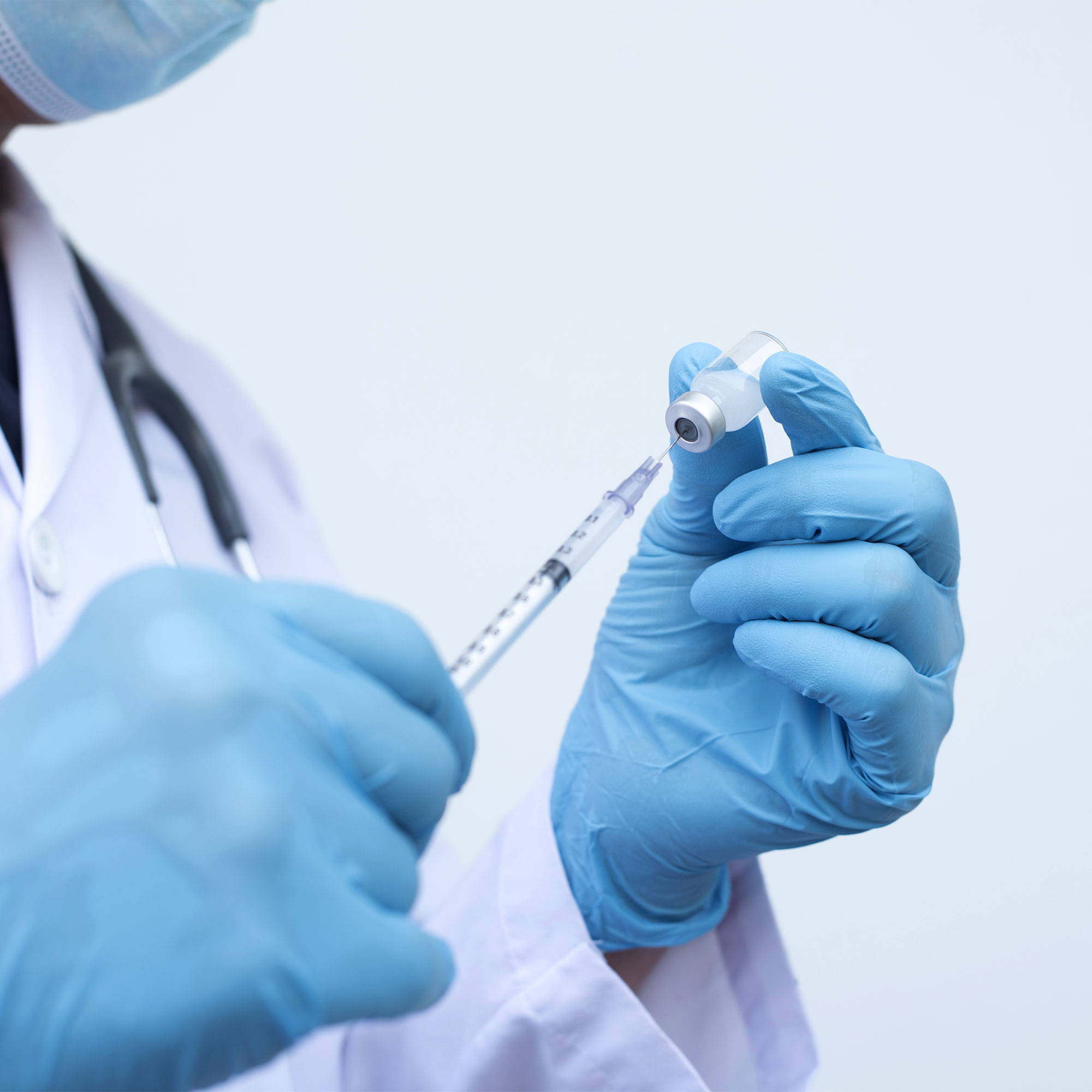 医生拿着注射器