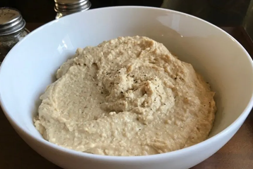 在碗里的hummus。