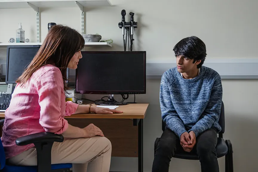 男孩在跟医生谈焦虑。