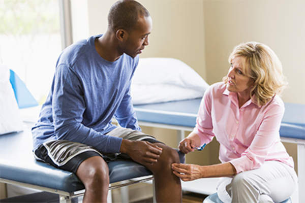 男子与卫生保健提供者。