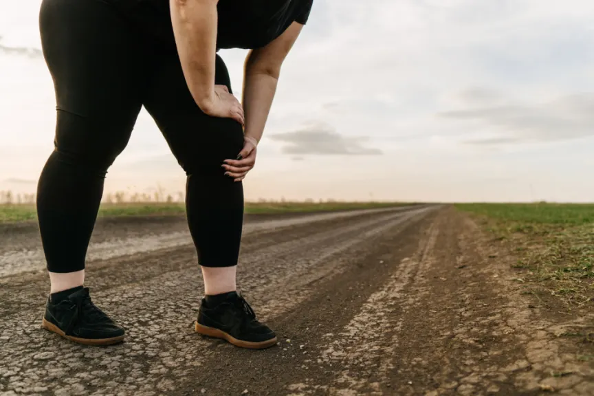 肥胖女子在跑步时碰膝盖