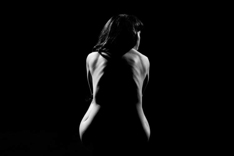 黑白照片的裸体女人与阴影下的脊椎