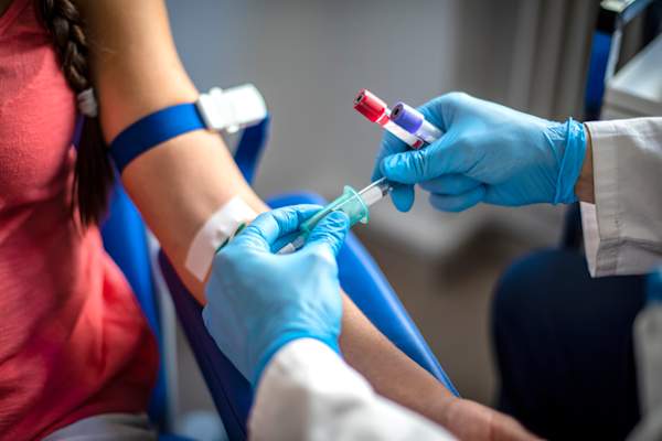 年轻女子让验血