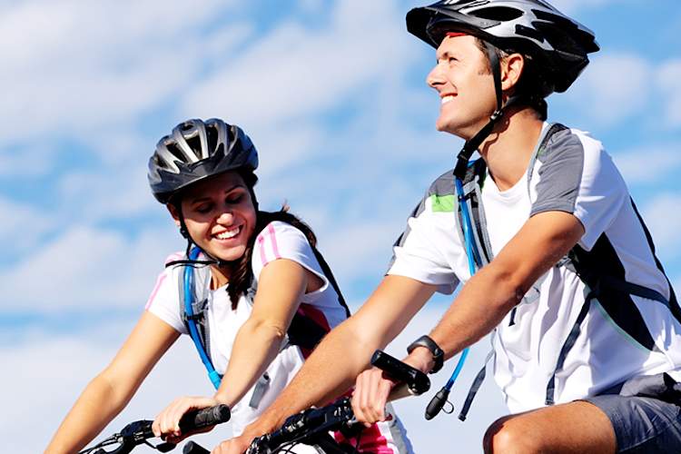 微笑夫妇采取同时在骑自行车休息。