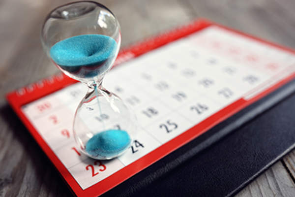 沙漏在日历上。