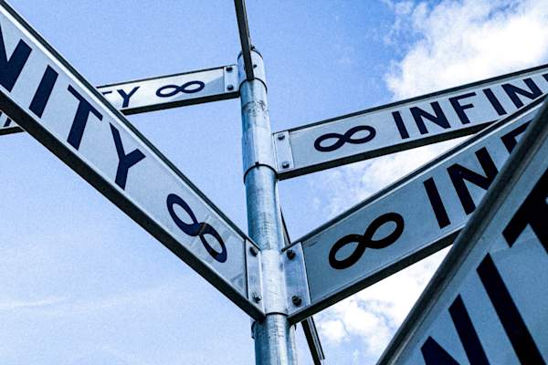 街上的标牌上写着无限