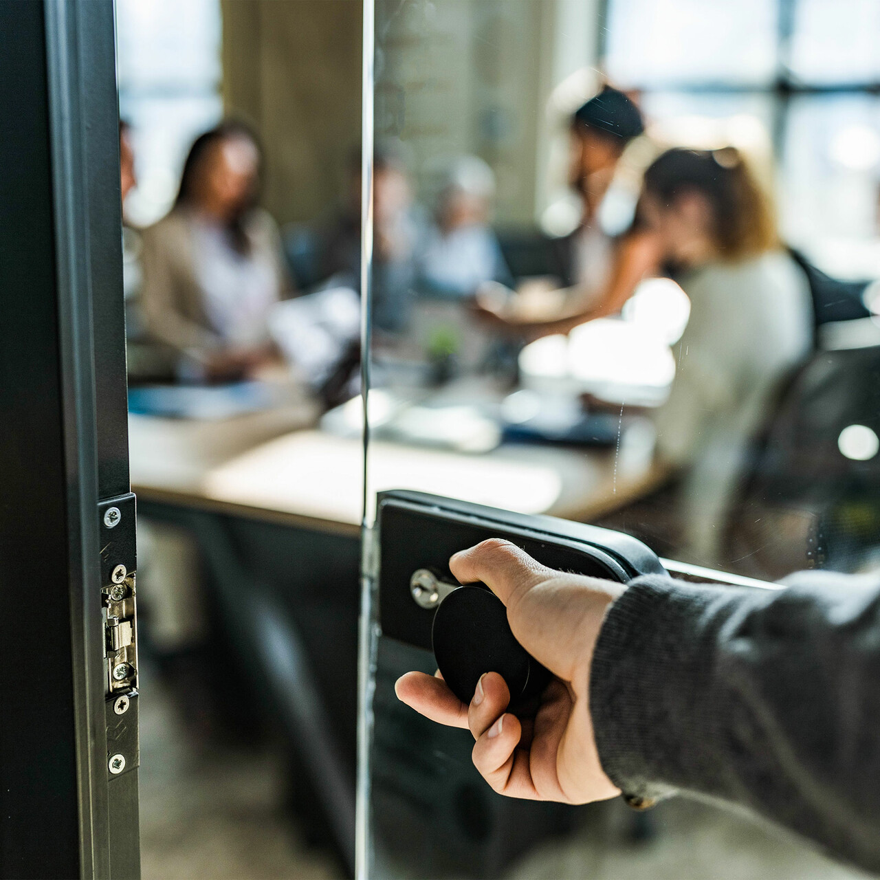 一个人打开会议室的门