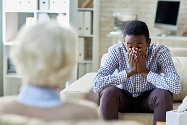 一个男人在和一个心理医生争论。