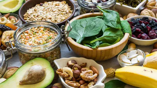 健康的植物性饮食，包括水果，坚果，豆类和蔬菜。