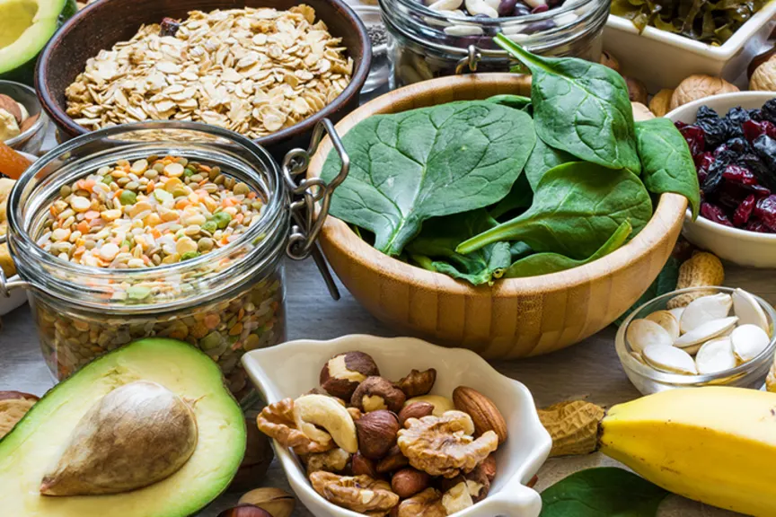 健康的植物性饮食，包括水果，坚果，豆类和蔬菜。