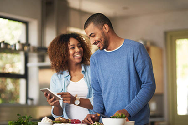 夫妇一起做饭。