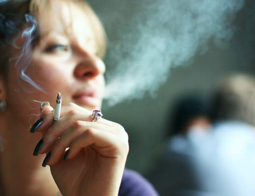 年轻女子吸烟香烟