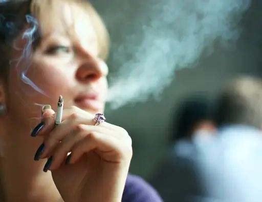 吸烟的年轻女子