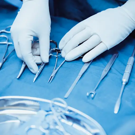 采取医疗仪器的磨砂护士特写镜头