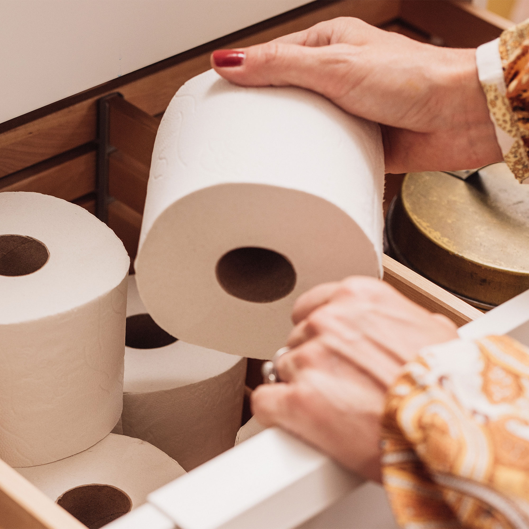 一个女人从抽屉里拿出厕纸