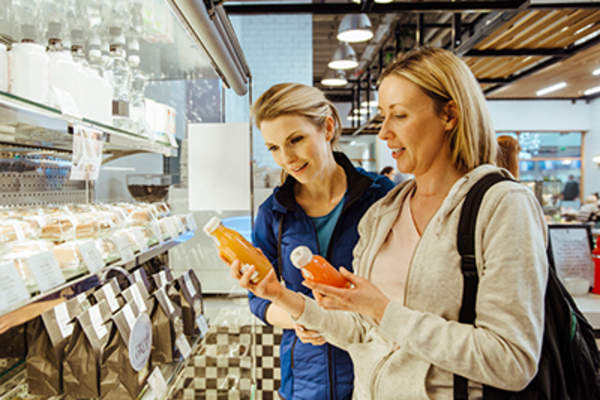 女性购买健康饮料。