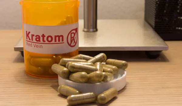 Kratom药瓶和药片在床头柜。