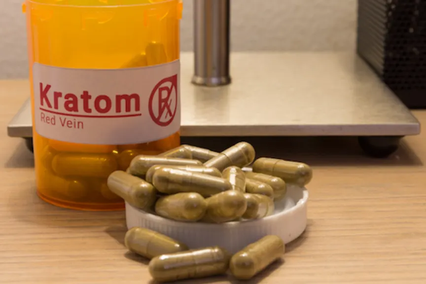Kratom药瓶和药片在床头柜。