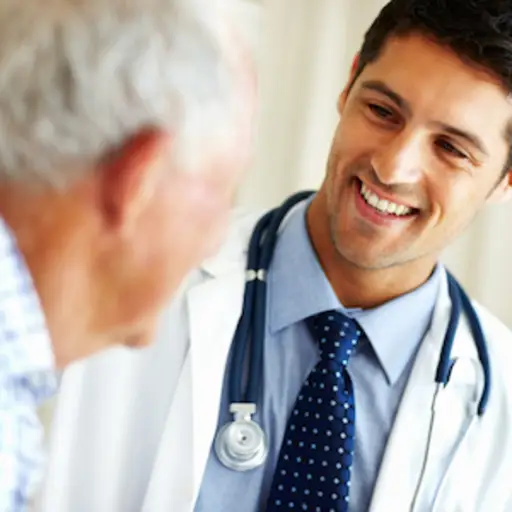 男性患者与初级保健医生交谈。