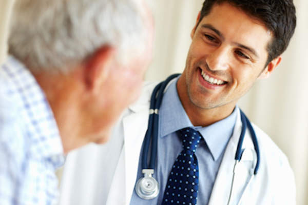 与初级保健医生的男性病人说话。