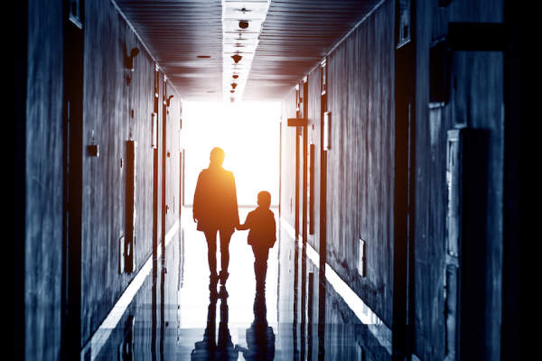 家长和孩子走向光明走廊。