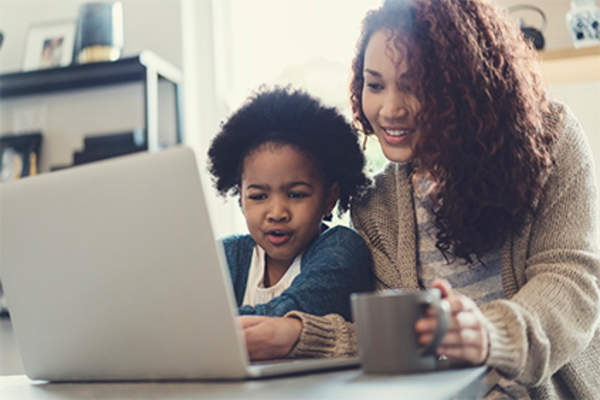 母亲和笔记本电脑的小女儿。