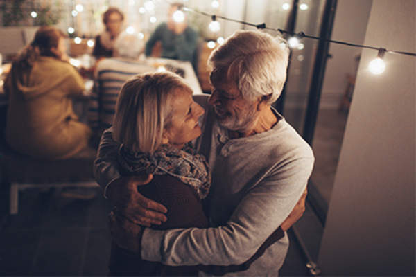 快乐的情侣拥抱,互相支持。