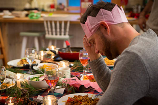 一个人在节日晚餐上看起来很悲伤。