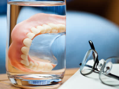 假牙和眼镜可以作为医疗费用扣除。