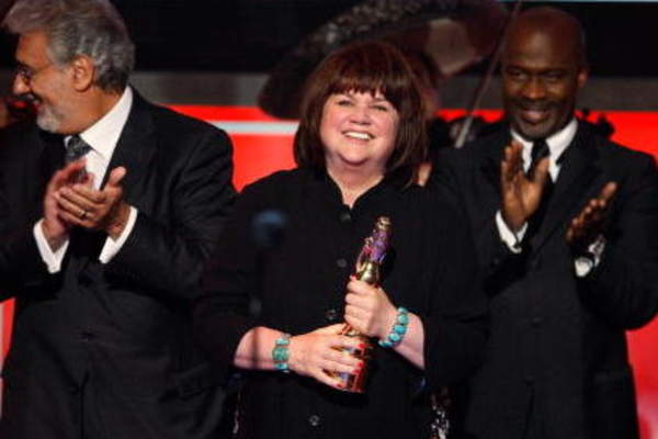 歌手琳达朗丝黛接受在帕萨迪纳市政礼堂2008年ALMA大奖期间于2008年8月17日,在加州帕萨迪纳市的开拓者奖舞台上。