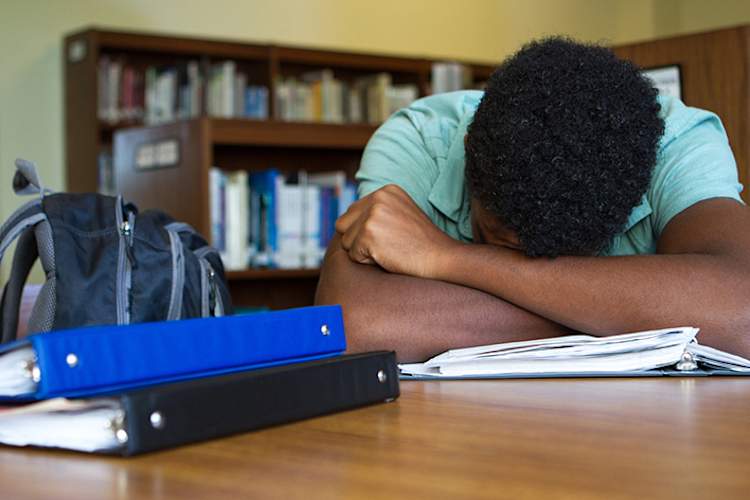 一个十几岁的男孩被课业迷住了。