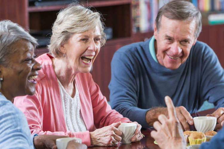 一群老年人边喝咖啡边聊天