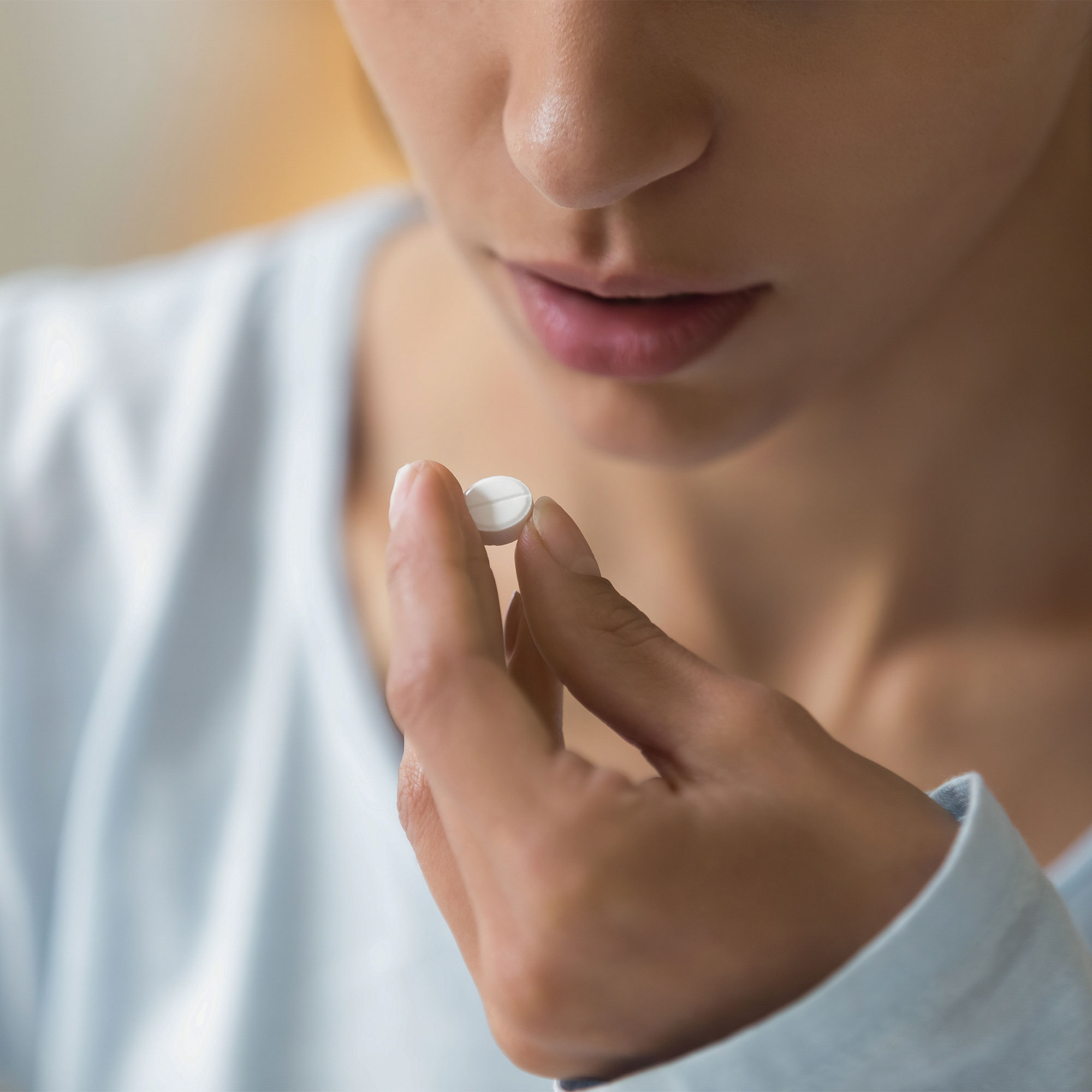 一个女人需要一个白色的药片